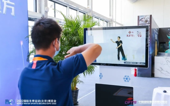 ▲在体育服务展区观众可现场体验健身体感游戏。 主办方供图