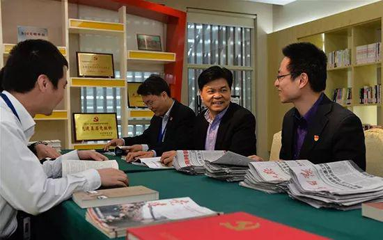 在亨通集团党员服务中心阅览室，崔根良（右二）和党员们一起学习交流。新华社记者 季春鹏摄