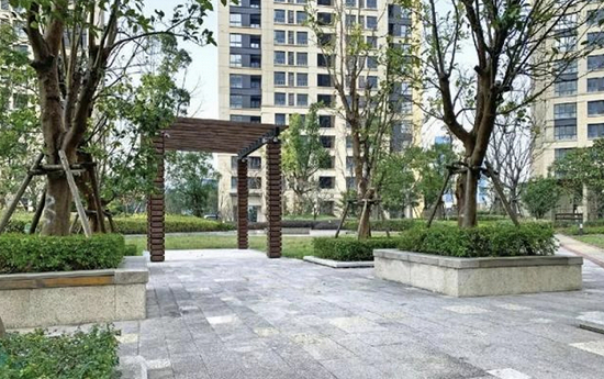 耀华滨江公寓小区内。摄影：方卓然