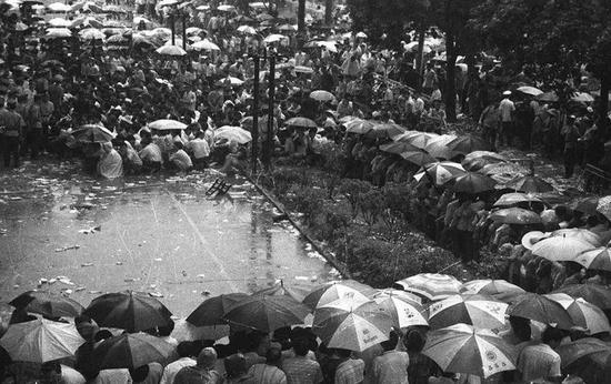 冒雨领取申购的证的股民，深圳，1992年