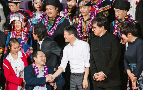 2018年1月，在海南三亚举办的“马云乡村教师奖”颁奖典礼上，马云与获奖教师合影。