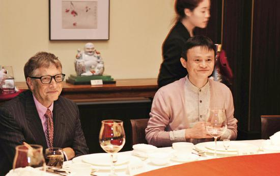 　2014年6月17日，马云在私人晚宴上和比尔·盖茨等人讨论慈善和公益事宜。