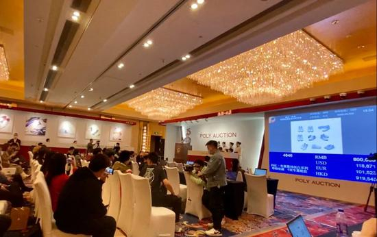 “科比·布莱恩特纯白系列球鞋”最终以80万元落槌 黄玉璐/拍摄