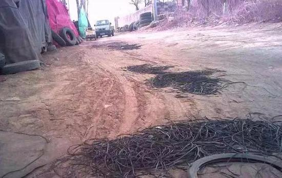 ▷ 地下作坊周边，散落着大量“刻纹”的废料橡胶条