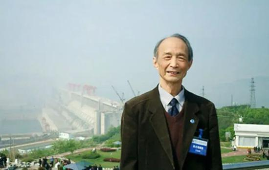 　　李华天教授
