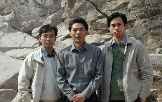 △中间为张小龙