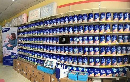 重庆铜梁，子母奶粉在一家母婴店中占据了绝佳位置。