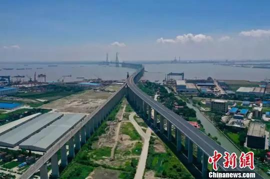 图为航拍沪通长江大桥。