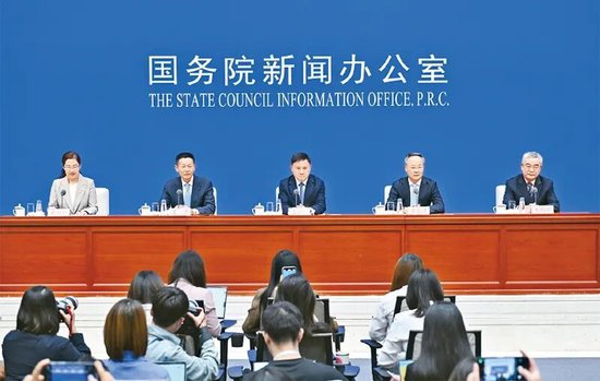 2025年9月22日，国务院新闻办公室在北京举行“高质量完成‘十四五’规划”系列主题新闻发布会，中国人民银行、金融监管总局、中国证监会、国家外汇局等单位负责同志介绍“十四五”时期金融业发展情况，并答记者问。 新华社记者 李鑫/摄
