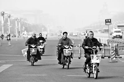 　从2016年4月11日起，北京长安街及其延长线等10条道路禁止电动二轮车通行，违者面临罚款等处罚。新华社发