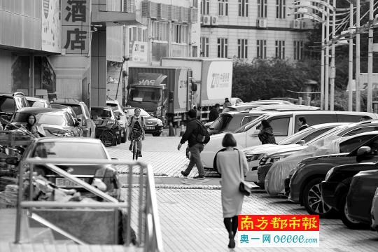 &nbsp;&nbsp;&nbsp;3月10日，罗湖港逸豪庭小区，因小区停车位紧张，汽车密集停在路面。