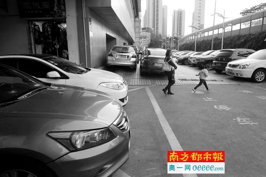　因规划中的300个停车位长期未兑现，罗湖港逸豪庭小区停车位紧张，汽车停在“禁止停车”处。