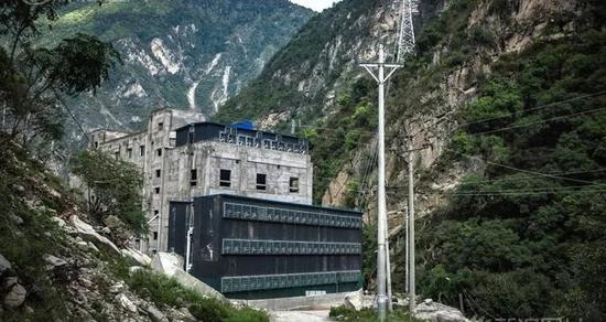 （山谷里的比特币矿场）