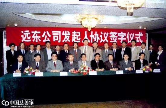 　　与多数改革开放后下海创业的企业家不同，蒋锡培开创事业的方式并不剧烈，而是顺从地跟着时代支流而动。图为1997年蒋锡培企业第三次改制与中国四大国企合作合资建立混合所有制留影。