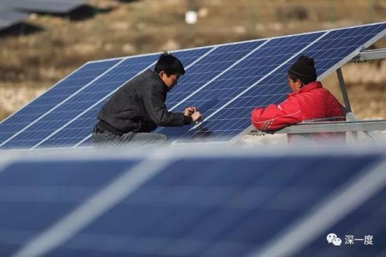 △ 工人在为农户安装太阳能光伏发电板