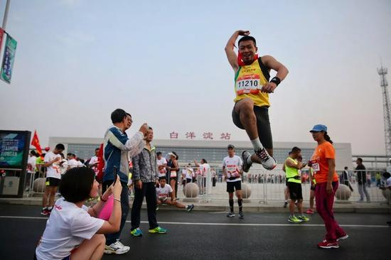 2017年9月24日，首届雄安马拉松在雄安新区鸣枪开跑。图 / 视觉中国