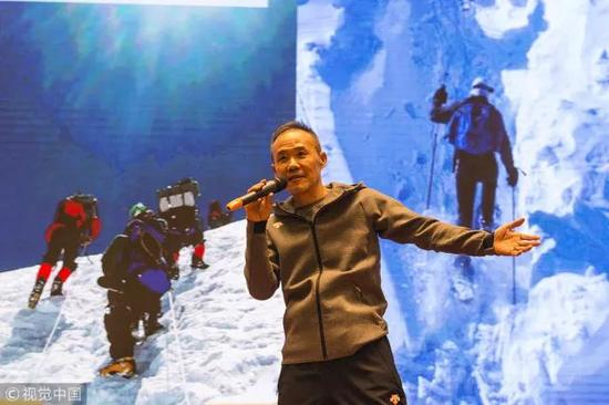 ▲2017年11月，昆明，王石演讲《三座山峰》。图/视觉中国