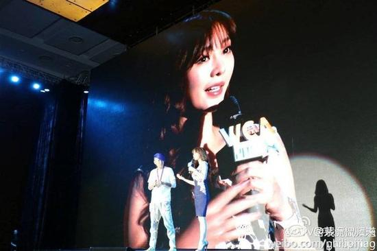 WCA 2014 发布会上的茅侃侃（左）和柳岩