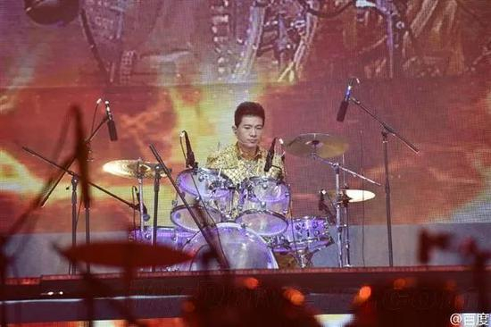 李彦宏的黄金甲十分酷炫。图片来源于网络