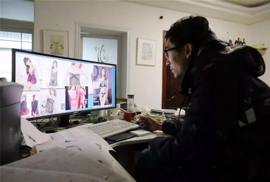 　▲雷从瑞正在看内衣模特的照片。图@视觉中国