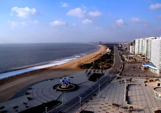 每年夏天的6月到9月，海阳的游客多起来，是海景房“卖相”最好的时候。