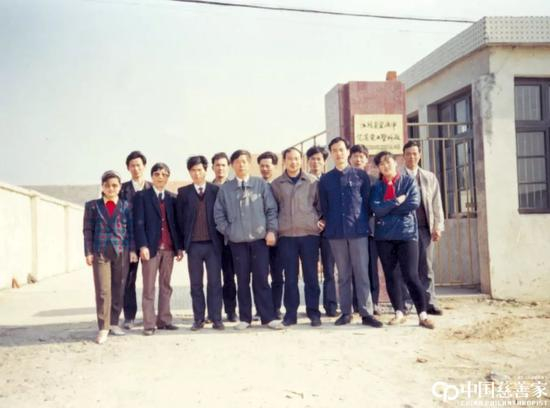　1990年，蒋锡培与范道电工塑料厂主要员工合影