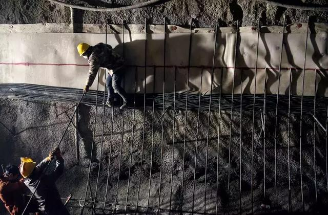 　　2017年12月8日，河北省张家口市崇礼区内的京张高铁崇礼支线铁路太子城隧道，工人正在隧道南洞施工。未来的数年内，北京到崇礼的交通条件将得到较大的提升。摄影/本刊记者 董洁旭