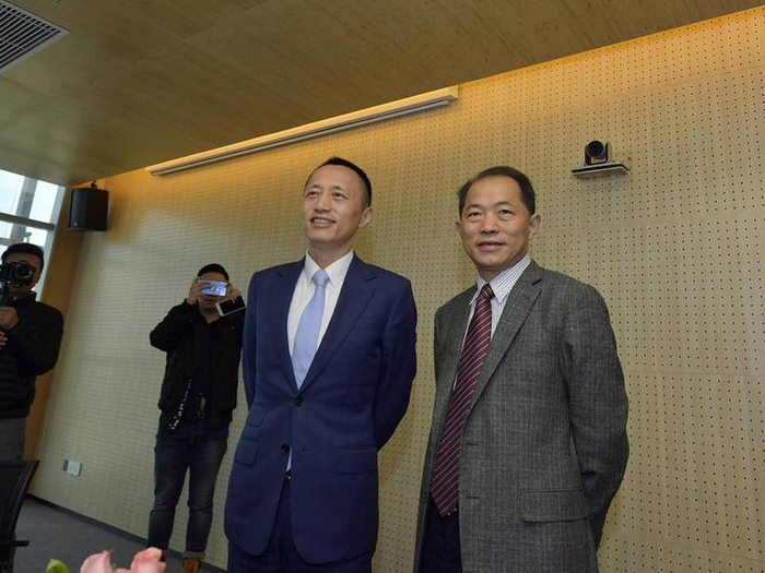 　　本文头图：2018年2月1日上午，万科郁亮与新任总裁及首席执行官祝九胜（右）举行媒体见面会。©视觉中国