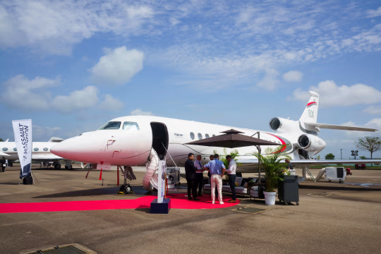 在新加坡展出的达索猎鹰 8X 公务机。达索航空的销售额受到公务机需求的提振。