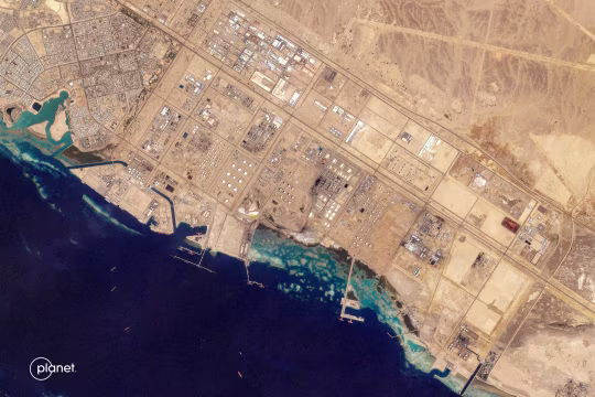 沙特西部红海港口延布的石油基础设施卫星图，摄于 3 月 4 日。