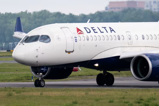 跑道上的一架达美航空空客 A220 客机。