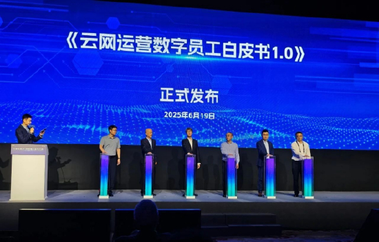 图：王祝勇（右一）出席发布仪式