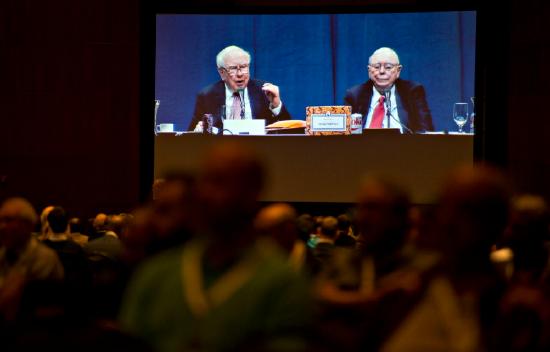 2017年在内布拉斯加州奥马哈举行的公司年会期间，会议大屏幕上的沃伦·巴菲特（左）和查理·芒格。