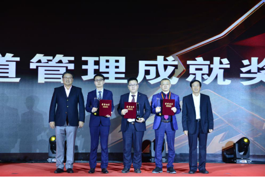 吉祥人寿保险股份有限公司副总裁孙安明，太平人寿保险股份有限公司高级专家杨华为获奖者颁奖