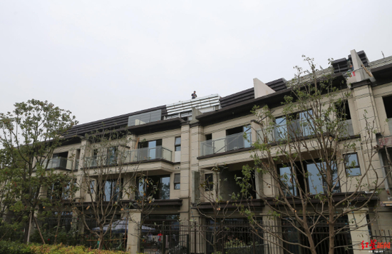 ↑部分别墅顶楼多加了一层，工人正在施工