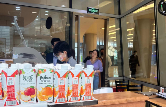  （午休期间排队购买赛百味的白领们）