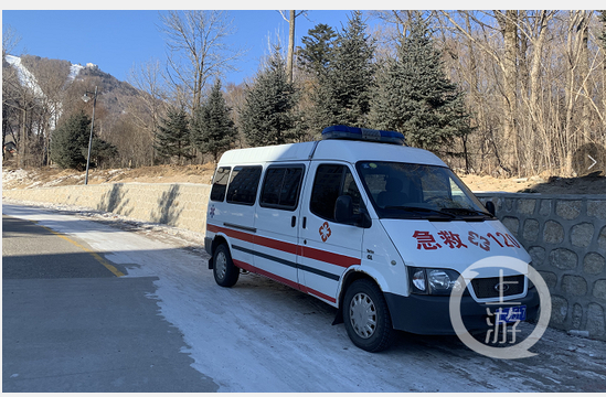 　▲2月13日，Club Med地中海俱乐部门外仍停有急救车&nbsp;&nbsp;摄影/张莹