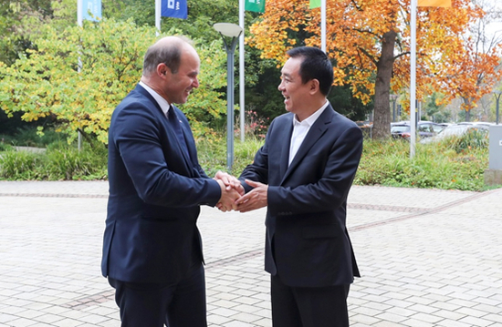 巴斯夫董事会主席Martin Brudermüller迎接许家印一行