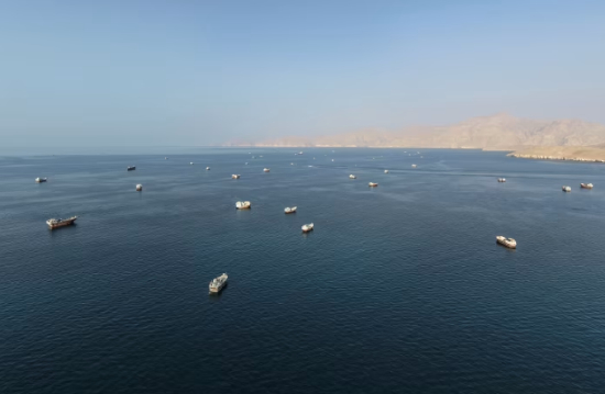 船只近期在霍尔木兹海峡附近的阿曼海岸外锚泊。