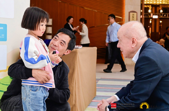 卢迈（右）与王欣蕊