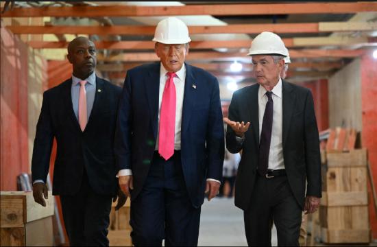 美国总统唐纳德·特朗普和美联储主席杰罗姆·鲍威尔7月25日参观位于华盛顿特区的美联储总部大楼翻修项目。