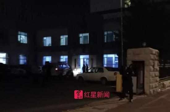 ▲24日凌晨，长春新区公安分局内，警方连夜审讯
