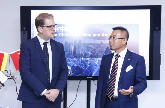 中国绿公司联盟海外考察团团长、博天环境集团股份有限公司董事长赵笠钧致辞（右）