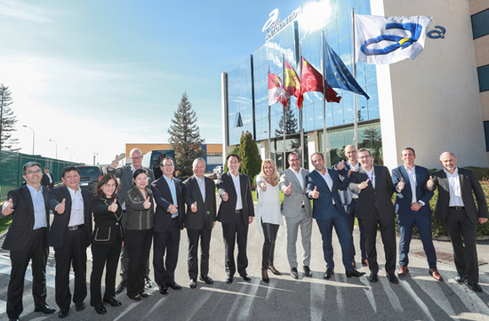  许家印一行与安通林高管合影