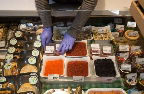 一家俄罗斯超市内的鱼子酱