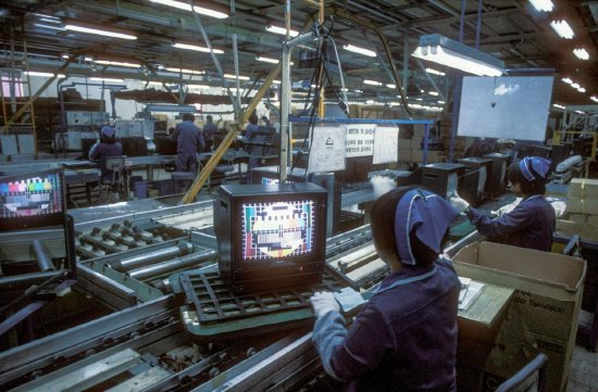 1987年的一家三星电视工厂