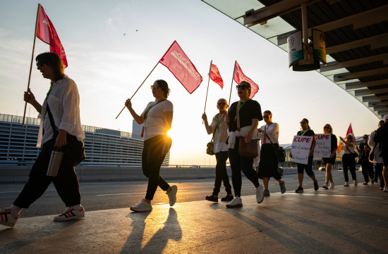 加拿大航空公司的空乘人员及其支持者正在举行罢工