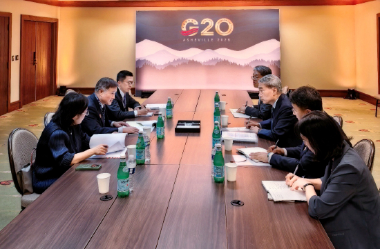 中国人民银行行长潘功胜会见韩国央行行长申铉松