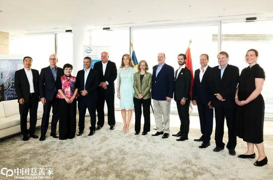 2017年10月14日， 何巧女（左三）出席在摩纳哥举办的IUCN世界自然保护联盟会议。