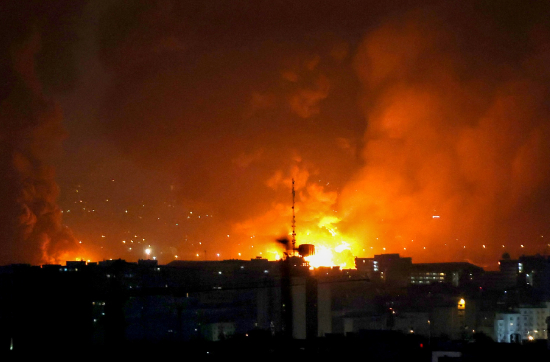 3月7日清晨，德黑兰梅赫拉巴德国际机场遭到空袭，现场浓烟滚滚，火光冲天。